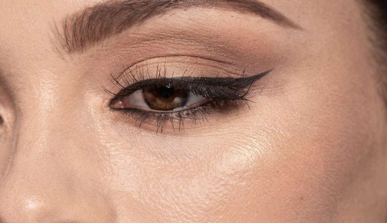 Palpebre cadenti: i segreti dei truccatori professionisti per applicare bene mascara ed eyeliner